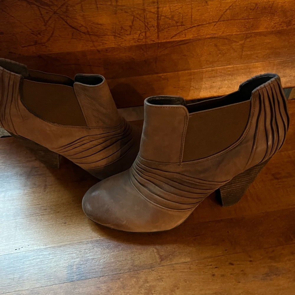 Vince Camuto Booties, size 9 Excellent condition